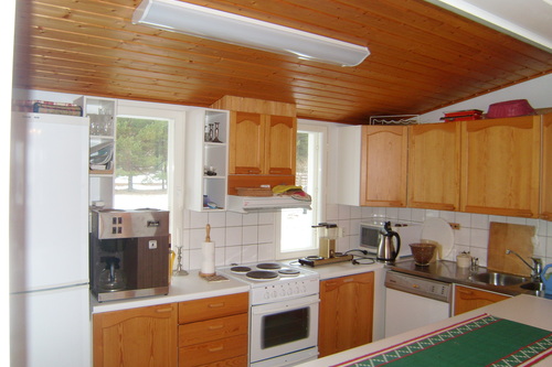 Hitis församlingshems kök med köksluckor i trä. 