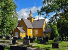 Allmän guidning i Dragsfjärds kyrka. Dragsfjärds gula träkyrka i sommarskrud.