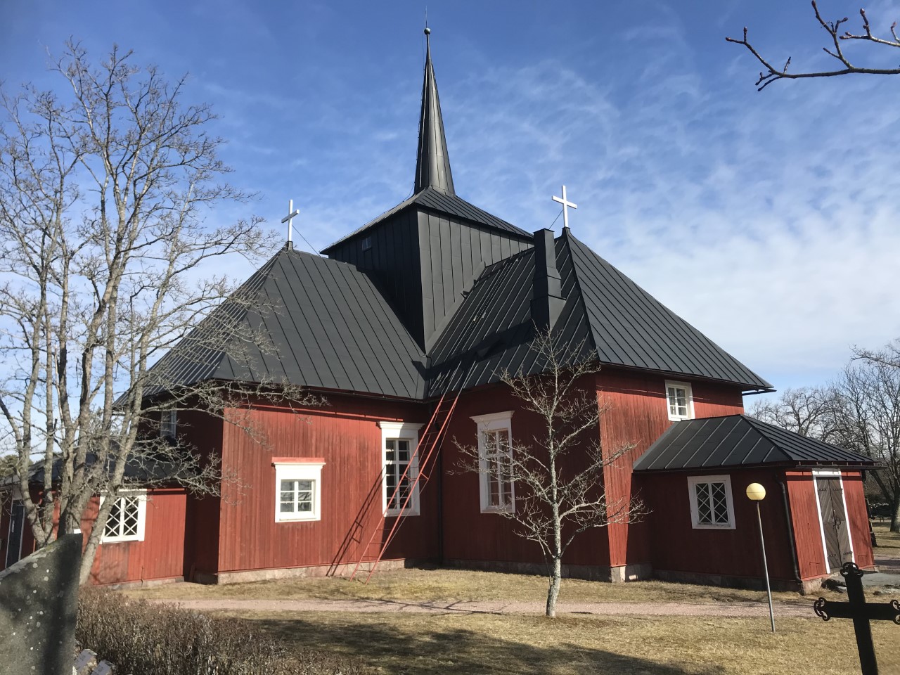 Allmän guidning i Hitis kyrka Hitis röda träkyrka bland björklöv på hösten.