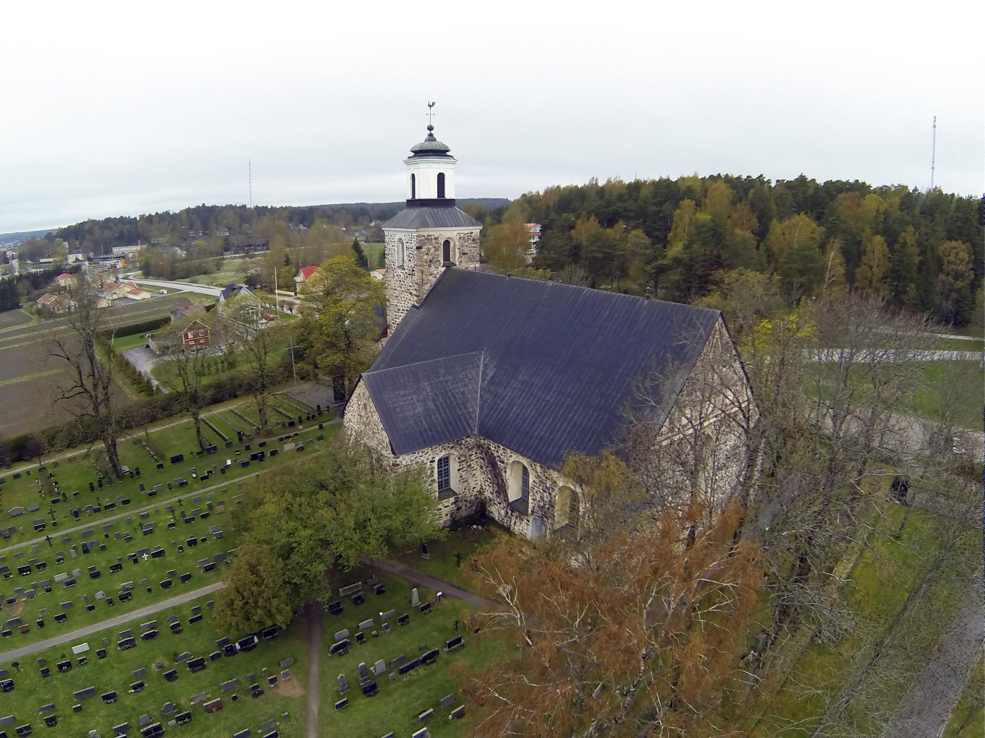 Allmän guidning i Kimito kyrka Flygbild över Kimito stenkyrka.