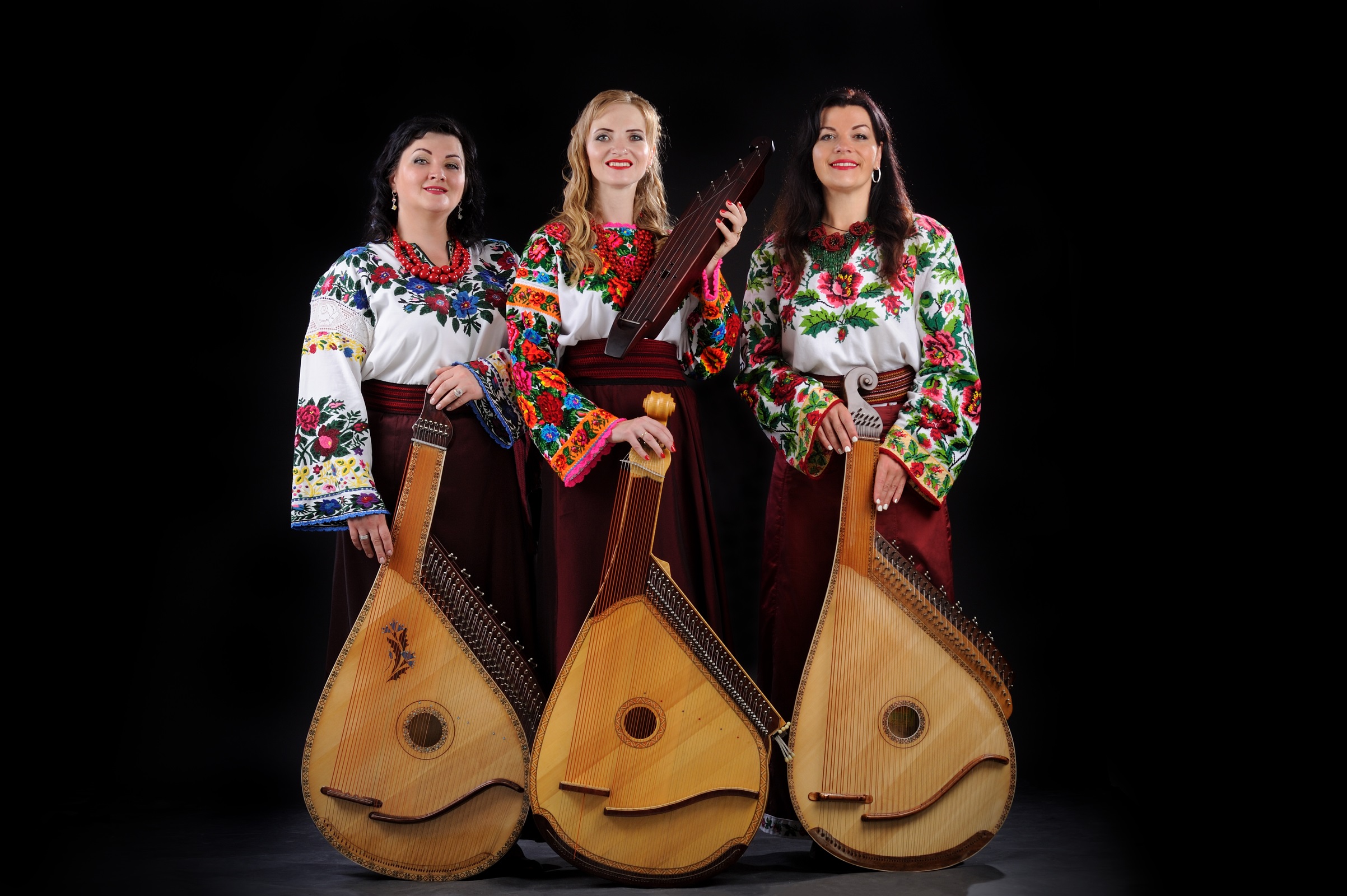 Konsert med Trio Oriana från Ukraina Tre kvinnor i folkdräkt.