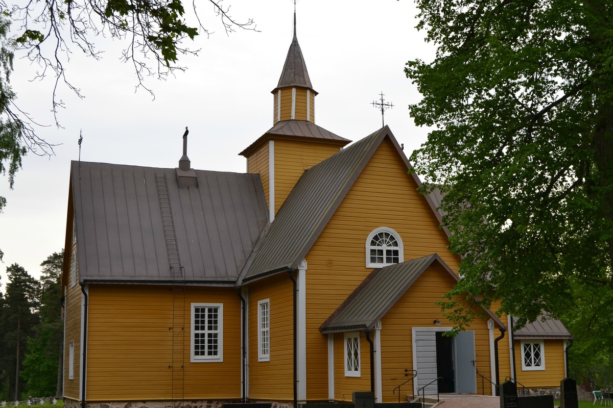 Dragsfjärds gula träkyrka i sommarskrud.