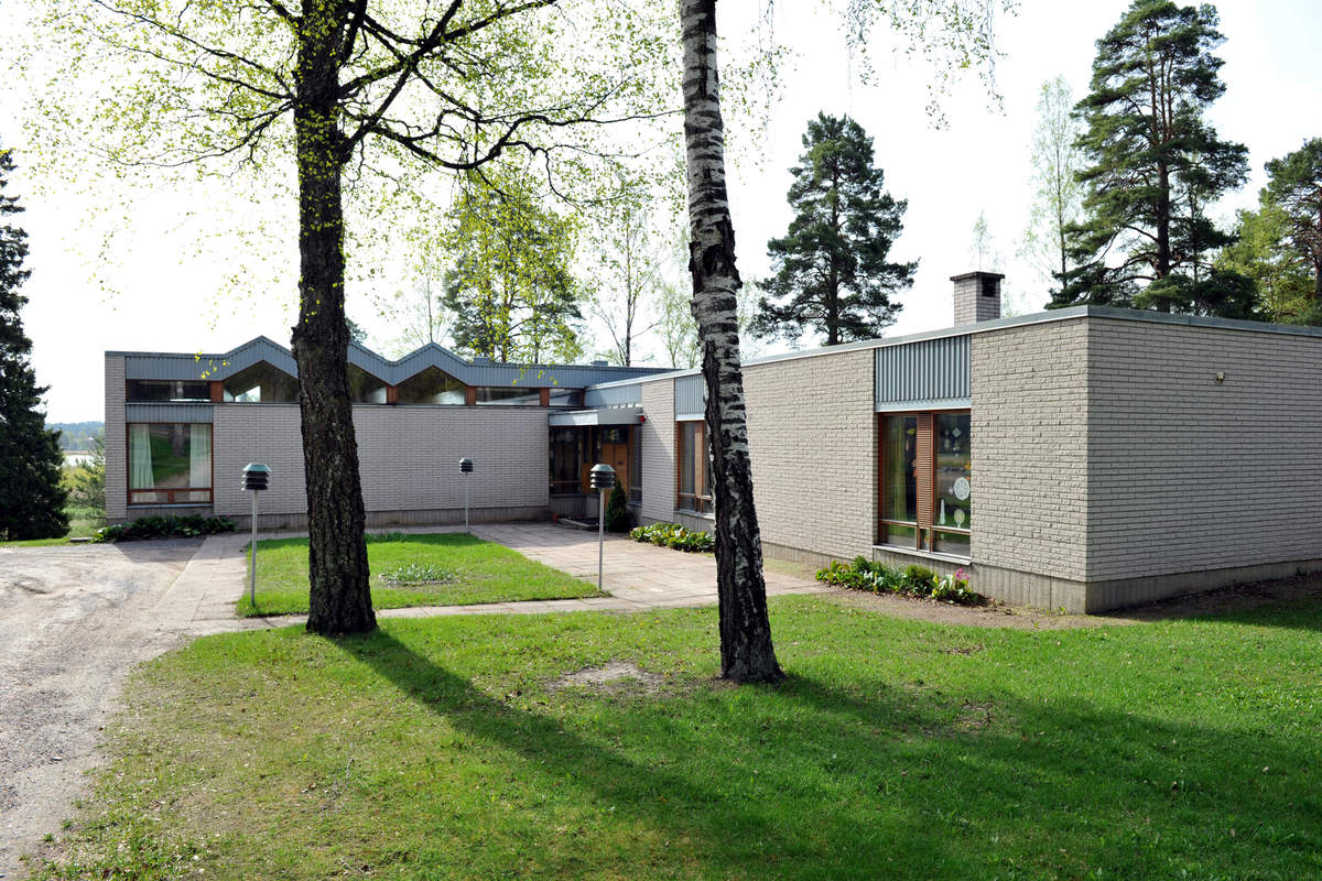 Västanfjärds församlingshem Västanfjärds församlingshem som har ljusa tegel. Omgiven av grön gräsmatta och gröna träd.