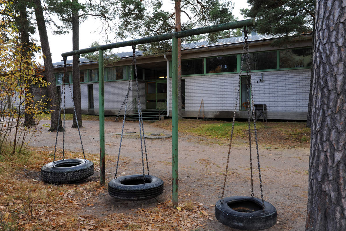 Fritidsgården i Dalsbruk som är en låg tegelbyggnad. I förgrunden på bilden finns tre ringar gjorda av gamla bilringar.
