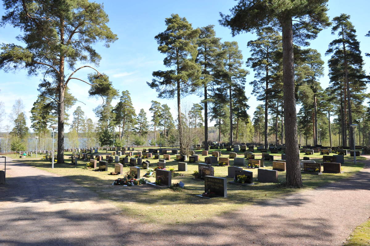 Dragsfjärds begravningsplats Dragsfjärds gravgård med havet i bakgrunden.