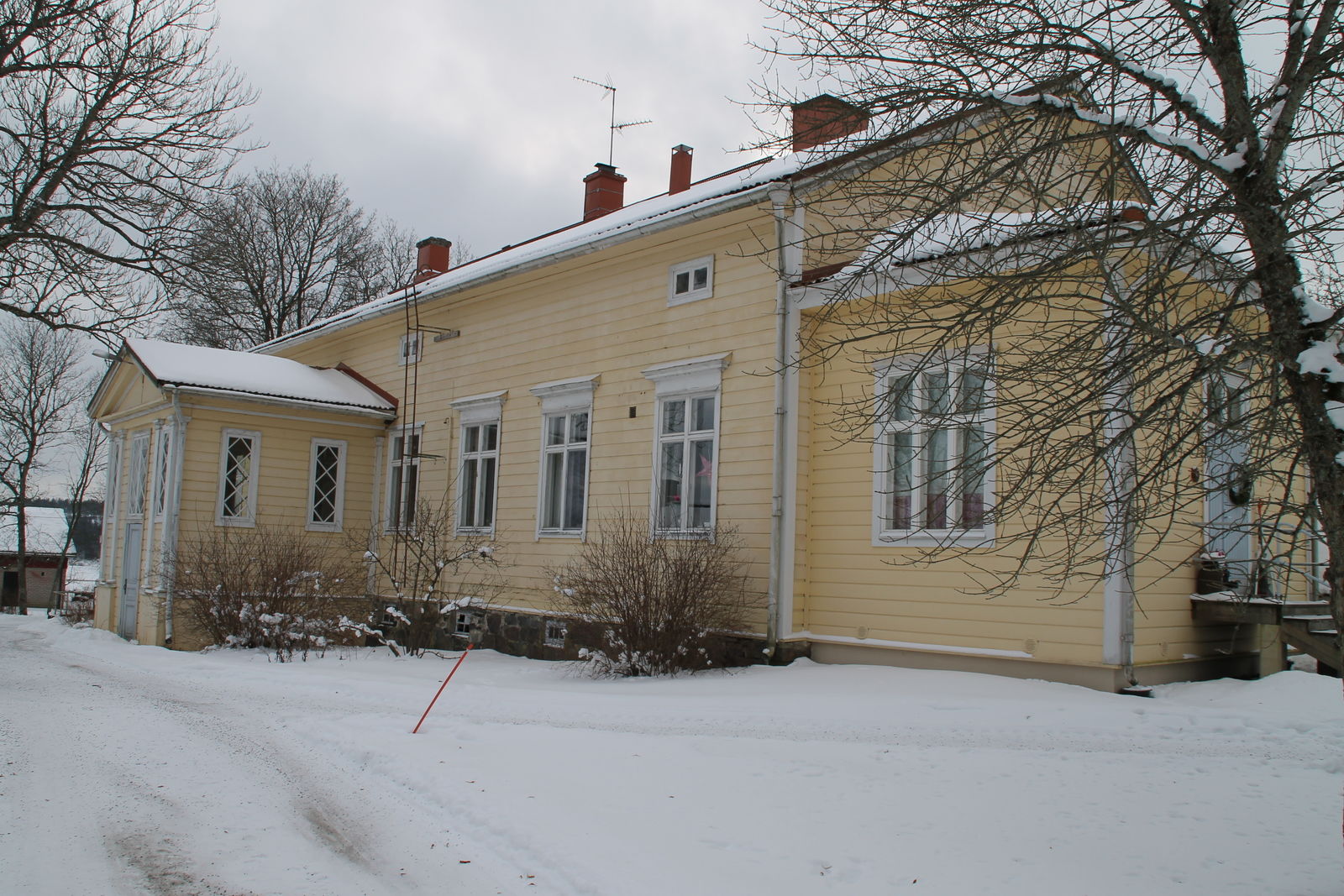 gul prostgård i vinterskrud.